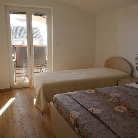 Beachfront Apartamento Pakoštane